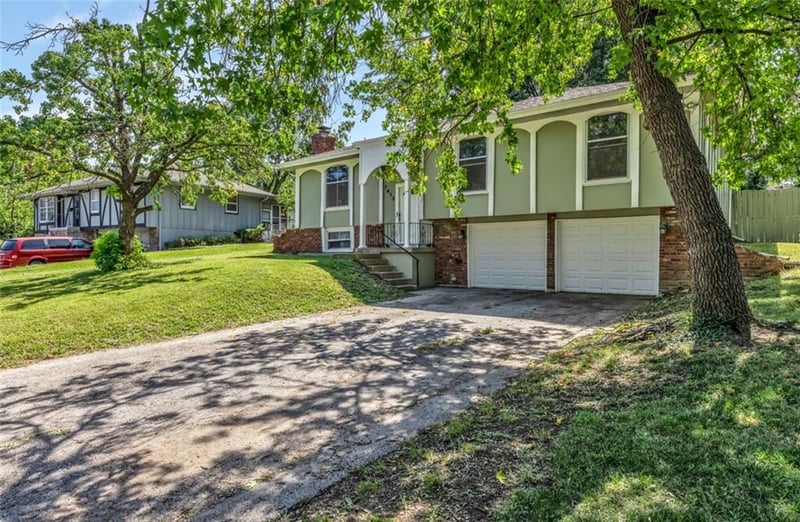 7413 Loma Vista Dr, Kansas City, MO 64138