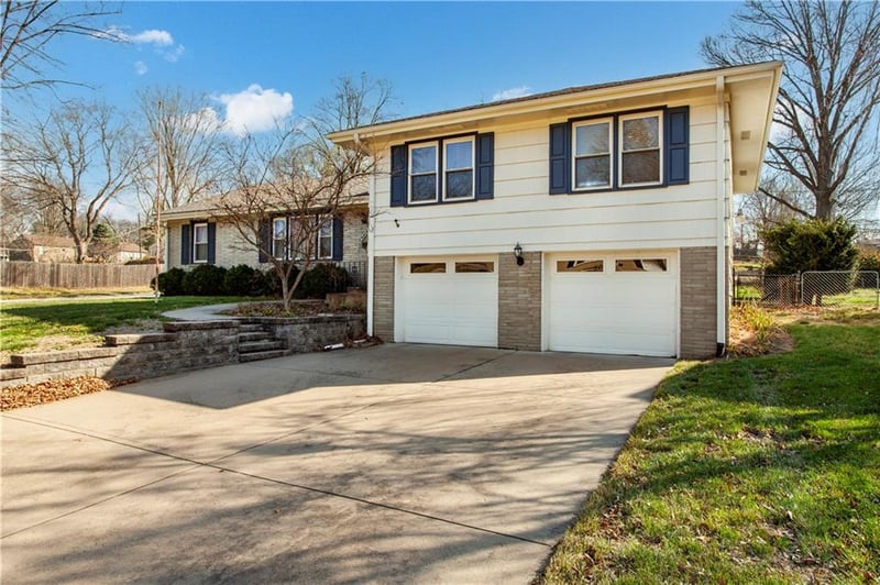 4819 Sherwood Dr, Kansas City, MO 64119