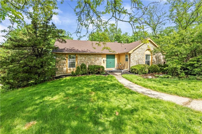 2416 110th St, Kansas City, MO 64131