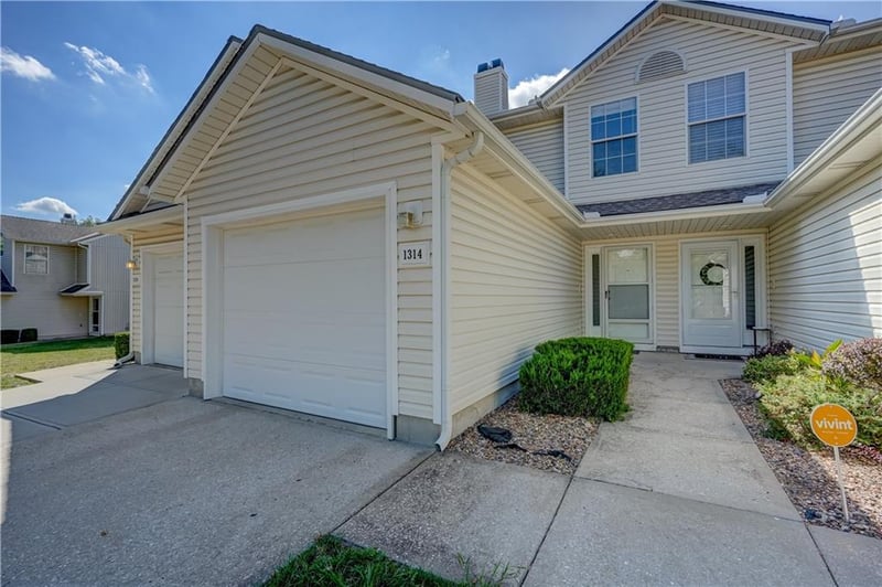 1314 SE Norwood Dr, Lee's Summit, MO 64081