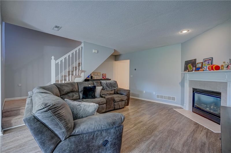 1314 SE Norwood Dr, Lee's Summit, MO 64081