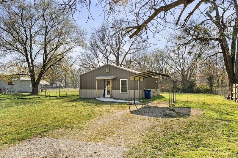 609 Wood St, Caney, KS 67333