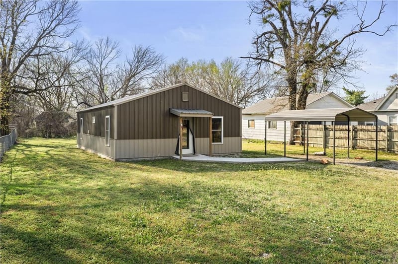 609 Wood St, Caney, KS 67333