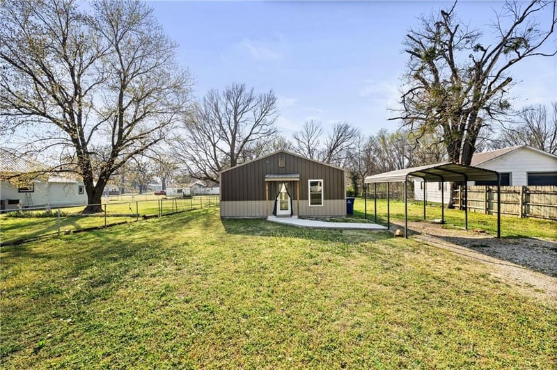 609 Wood St, Caney, KS 67333