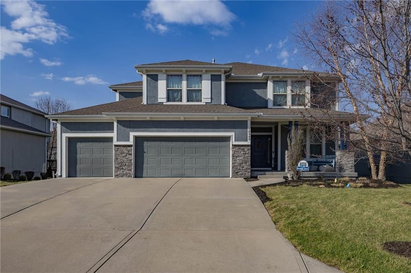 18988 165th St, Olathe, KS 66062