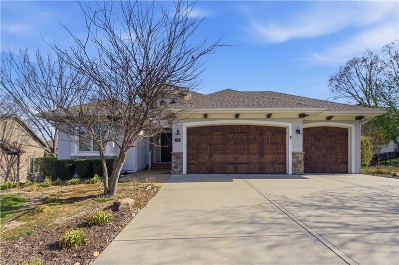 9425 Spruce Ct, Kansas City, MO 64156