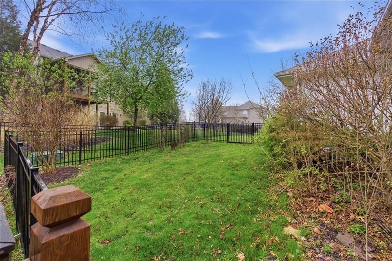 9425 Spruce Ct, Kansas City, MO 64156
