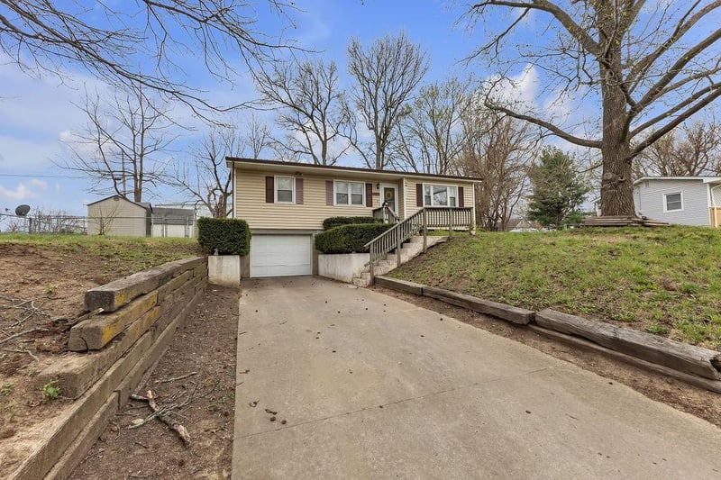 3520 41st Ter, St Joseph, MO 64503