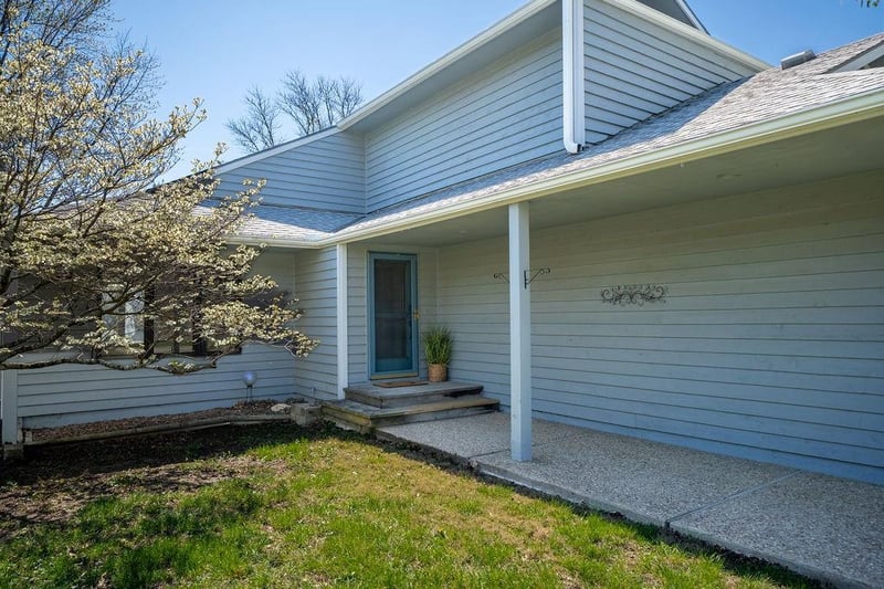 4141 Wimbledon Cir, Lawrence, KS 66047