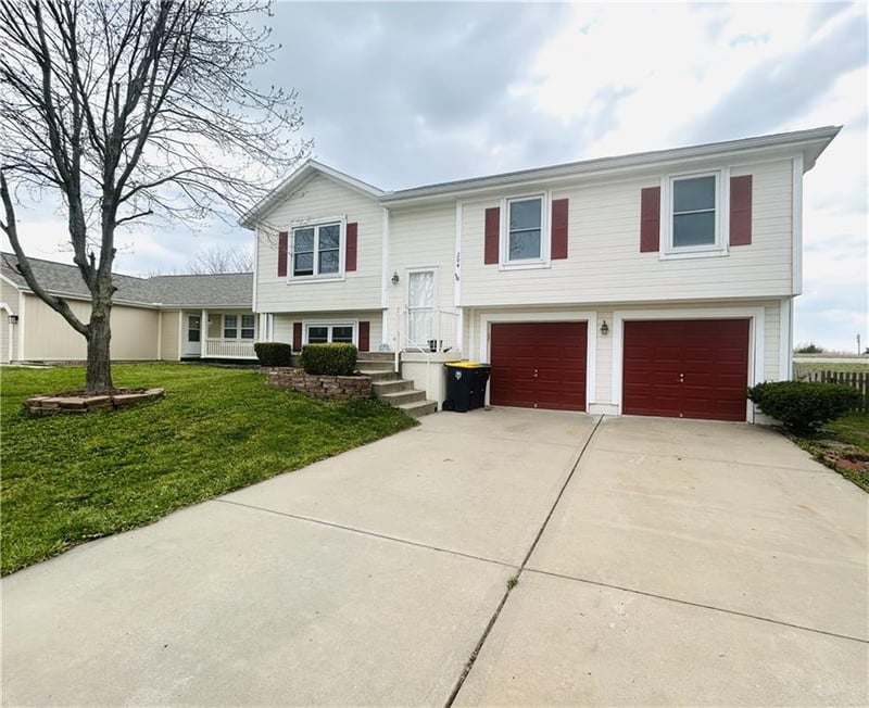 204 114th Ter, Kansas City, MO 64155