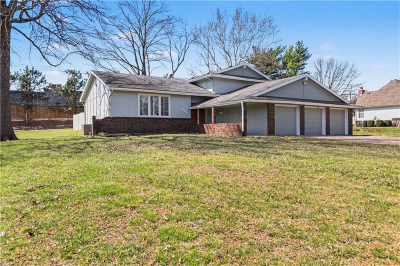 909 Tam O'shanter St, Kansas City, MO 64145