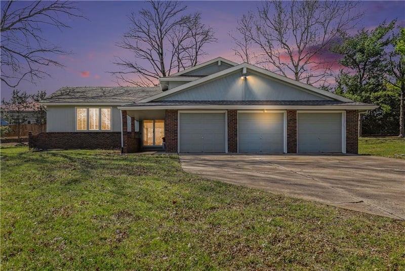 909 Tam O'shanter St, Kansas City, MO 64145