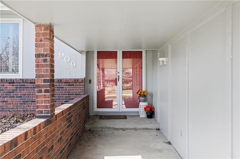 909 Tam O'shanter St, Kansas City, MO 64145