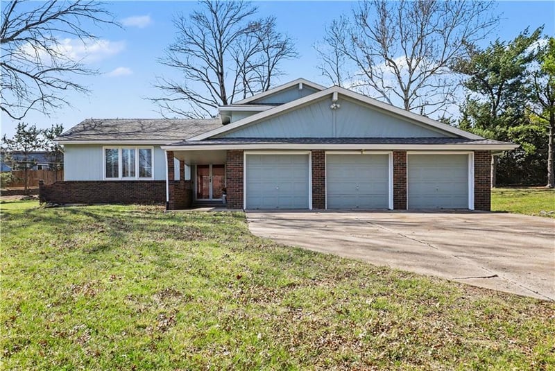 909 Tam O'shanter St, Kansas City, MO 64145