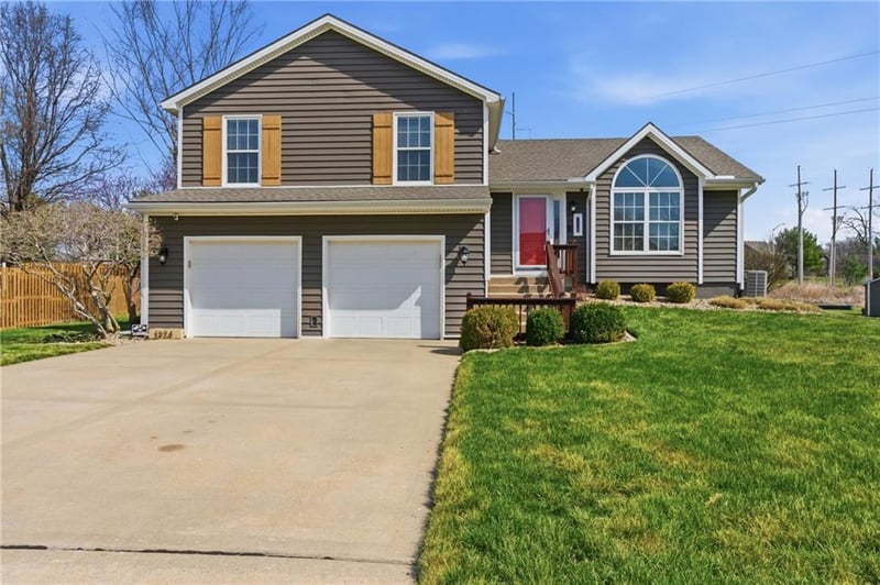 1324 105th Ter, Kansas City, MO 64155