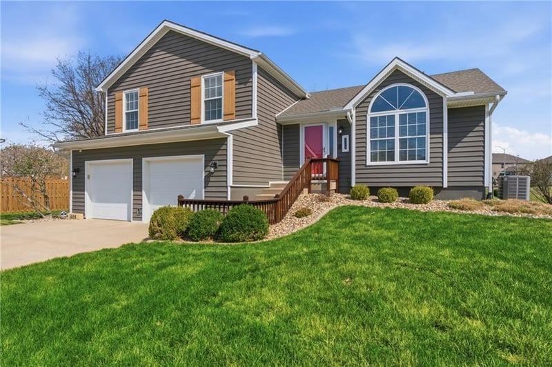 1324 105th Ter, Kansas City, MO 64155