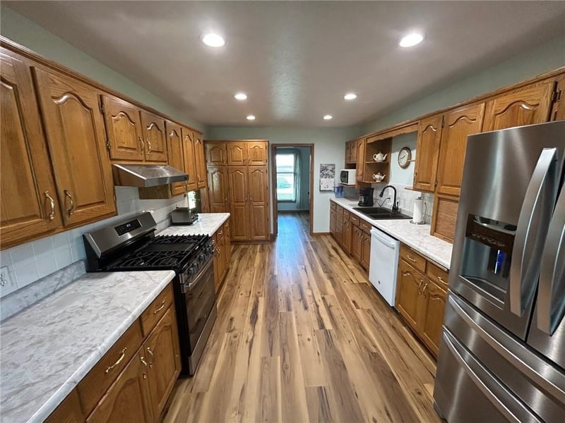 21921 Bb Hw, Nevada, MO 64772