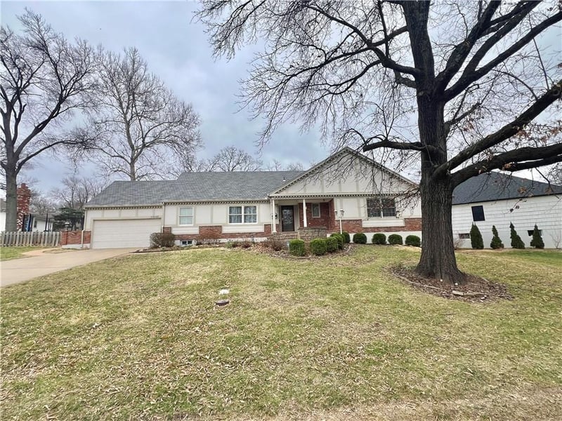 10107 Oakridge Dr, Overland Park, KS 66212