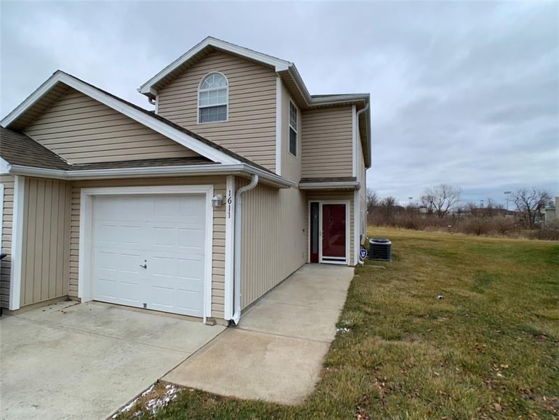 1611 Highland Dr, Lee's Summit, MO 64081