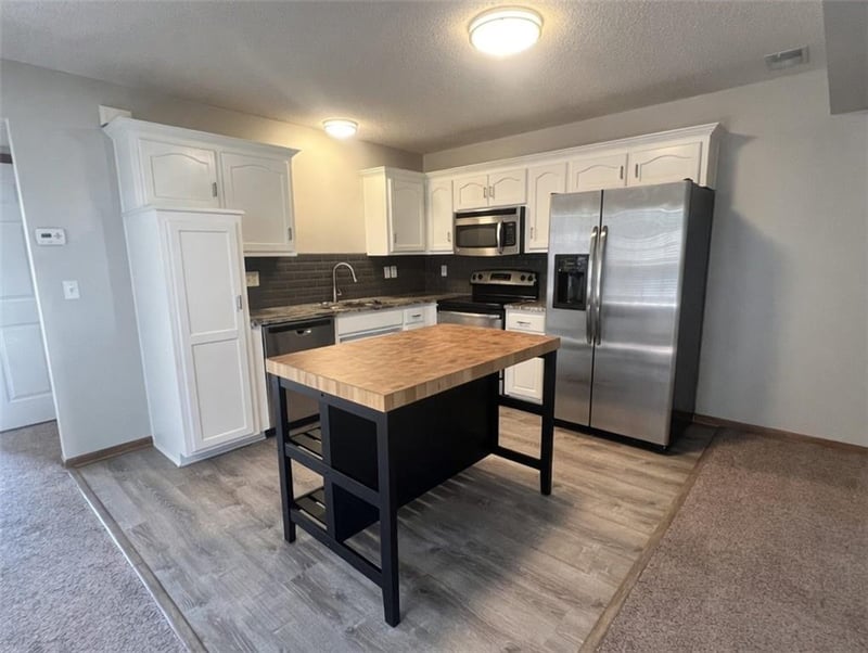 1611 Highland Dr, Lee's Summit, MO 64081