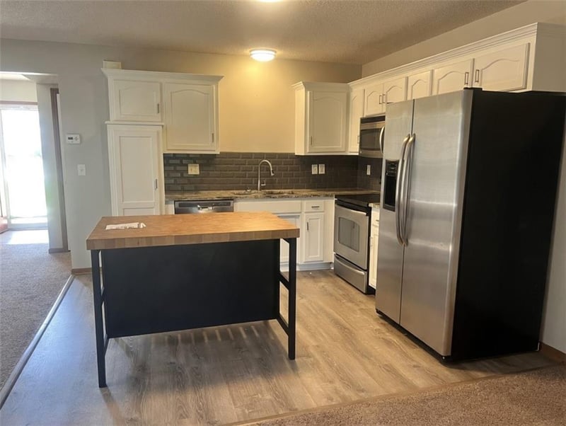 1611 Highland Dr, Lee's Summit, MO 64081