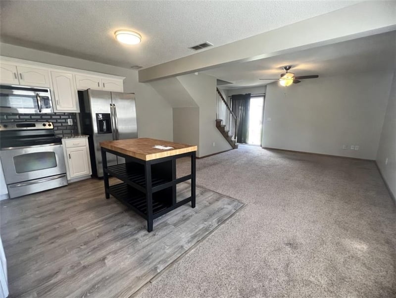 1611 Highland Dr, Lee's Summit, MO 64081