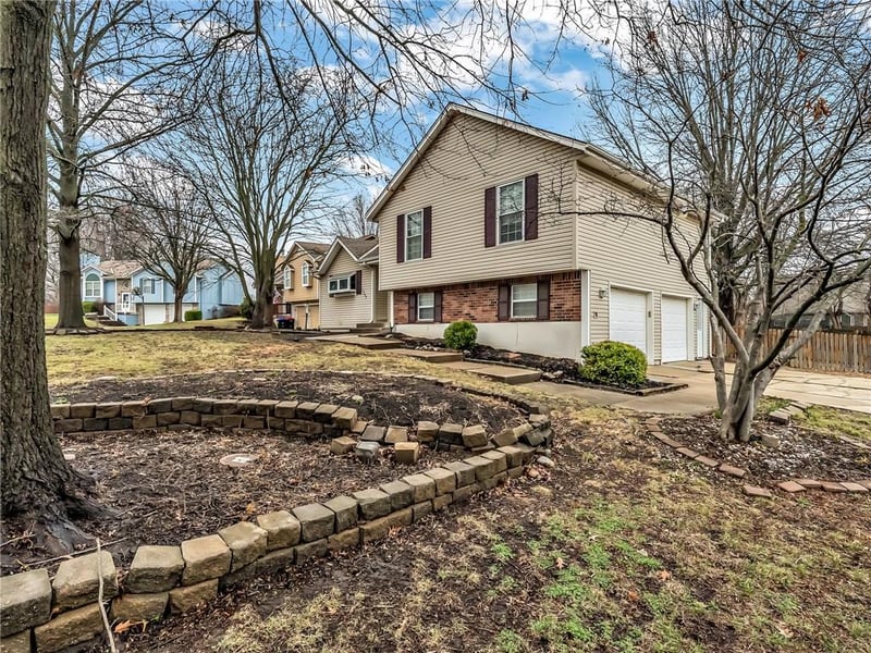 1302 Huntington Cir, Greenwood, MO 64034