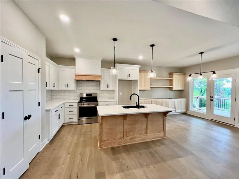 1921 Longview Dr, Liberty, MO 64068