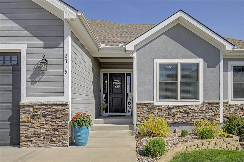 2315 Hedgewood Dr, Grain Valley, MO 64029