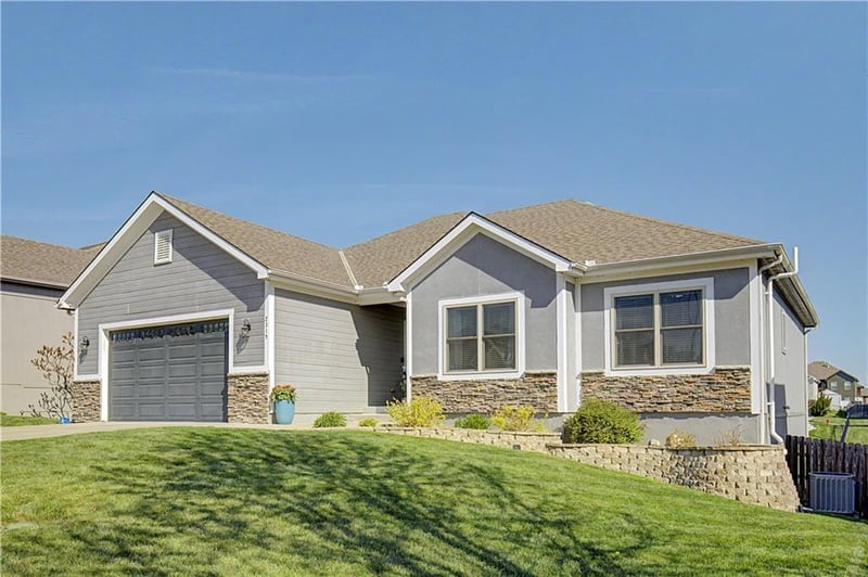 2315 Hedgewood Dr, Grain Valley, MO 64029