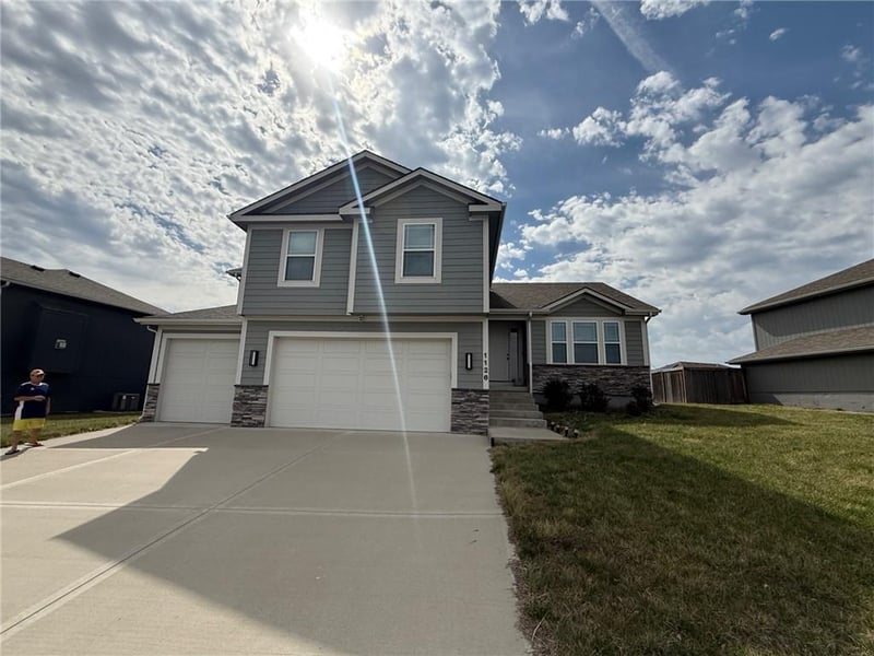 1126 Holland Dr, Independence, MO 64056