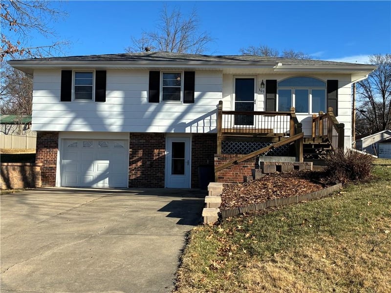 305 4th St, Gower, MO 64454