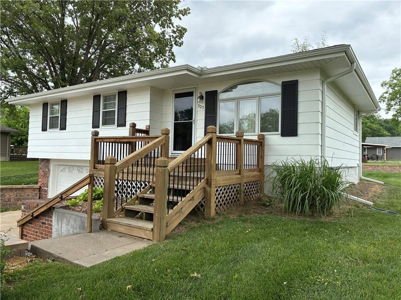 305 4th St, Gower, MO 64454