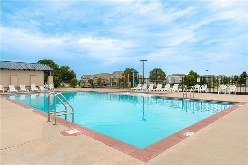 4524 SW Berkshire Dr, Lee's Summit, MO 64083