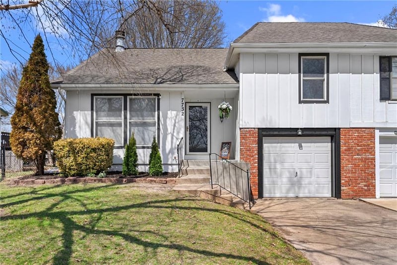 7732 152nd Ter, Overland Park, KS 66223