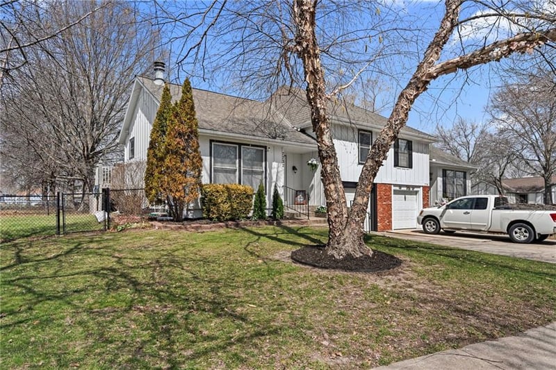 7732 152nd Ter, Overland Park, KS 66223