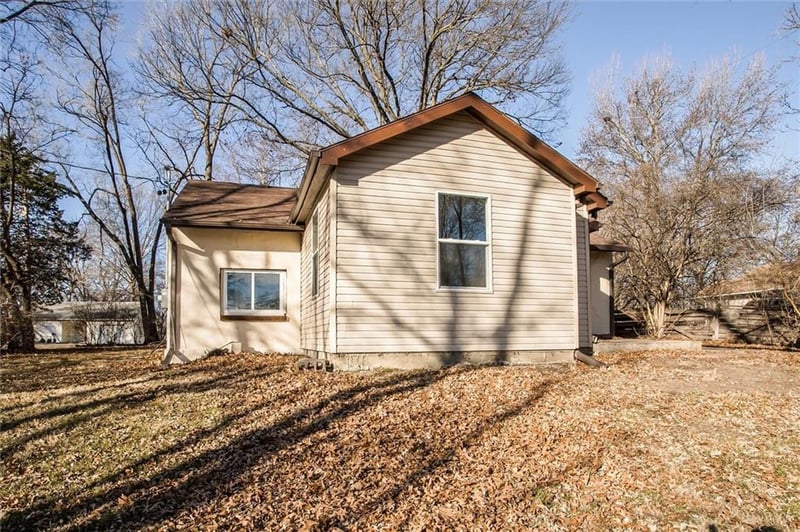 9043 Walnut St, Kansas City, MO 64114