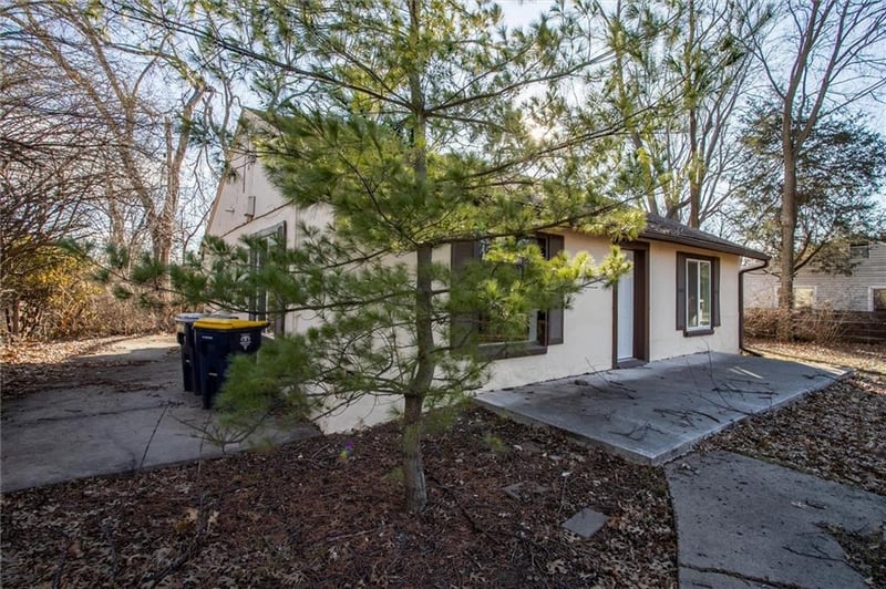 9043 Walnut St, Kansas City, MO 64114