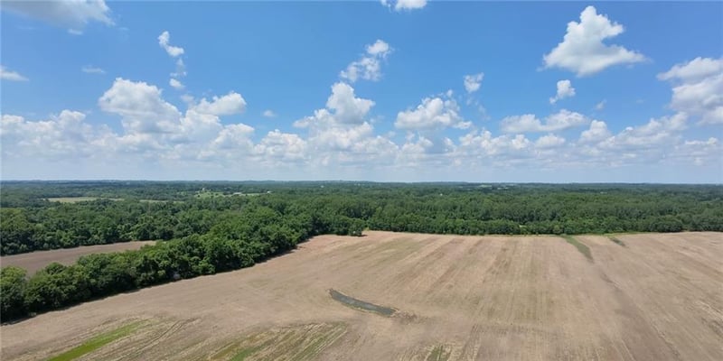 39502 Gillespie Rd, Oak Grove, MO 64075