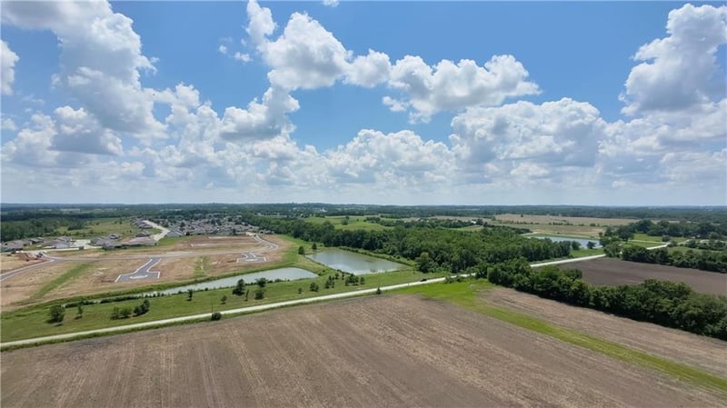 39502 Gillespie Rd, Oak Grove, MO 64075