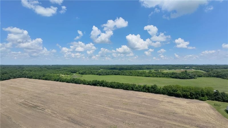 39502 Gillespie Rd, Oak Grove, MO 64075