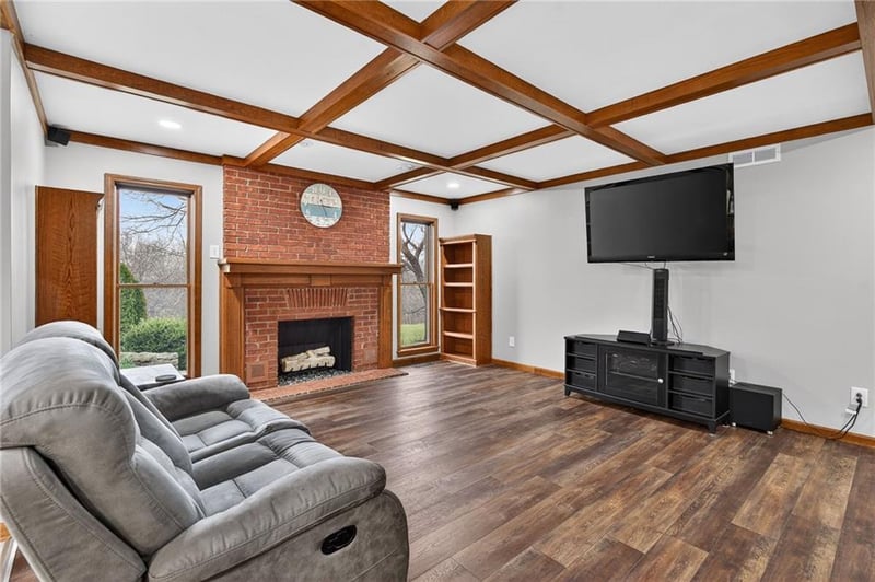 2103 NE 85th Rd, St Joseph, MO 64507