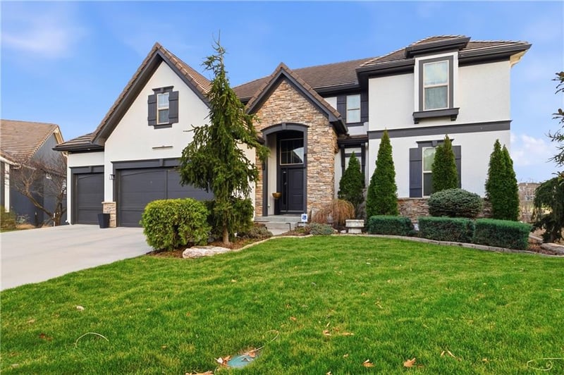 9014 Chestnut St, Lenexa, KS 66220
