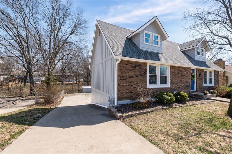 7637 Stoddard Ave, Kansas City, MO 64152