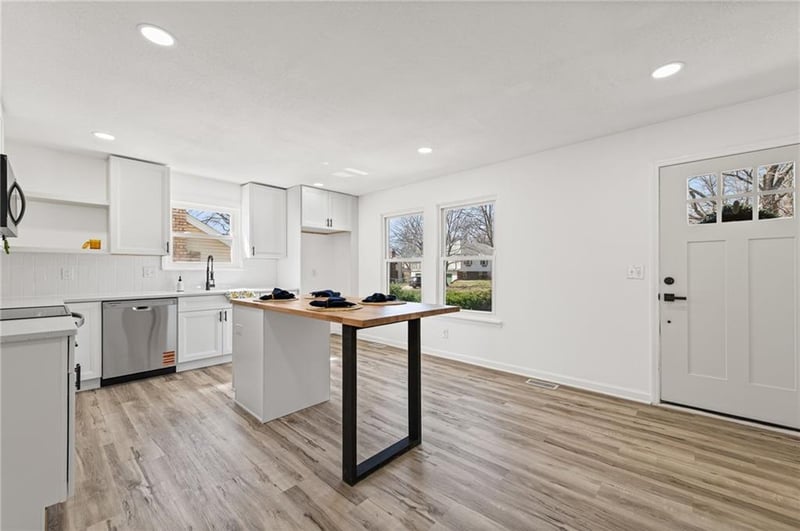 7637 Stoddard Ave, Kansas City, MO 64152