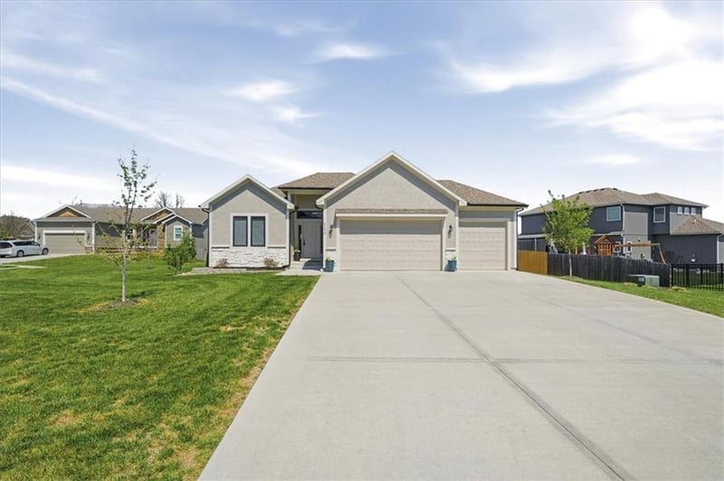21010 225th St, Spring Hill, KS 66083