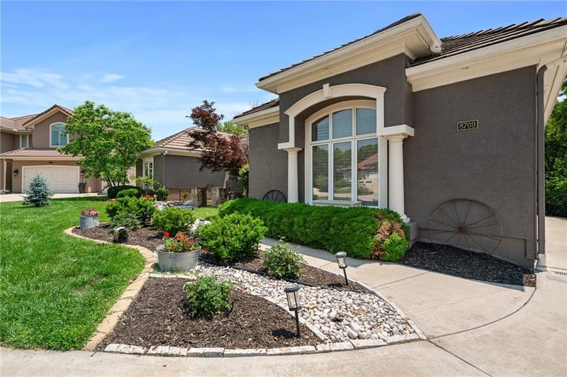 8709 Pine St, Lenexa, KS 66220