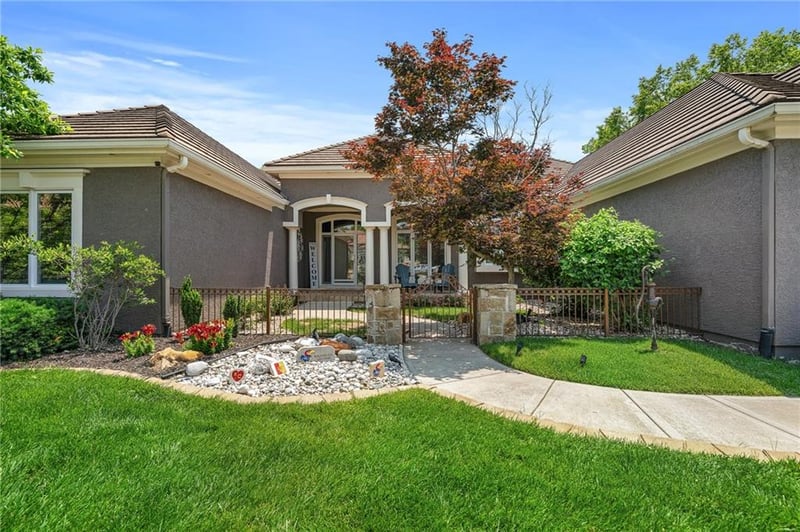 8709 Pine St, Lenexa, KS 66220