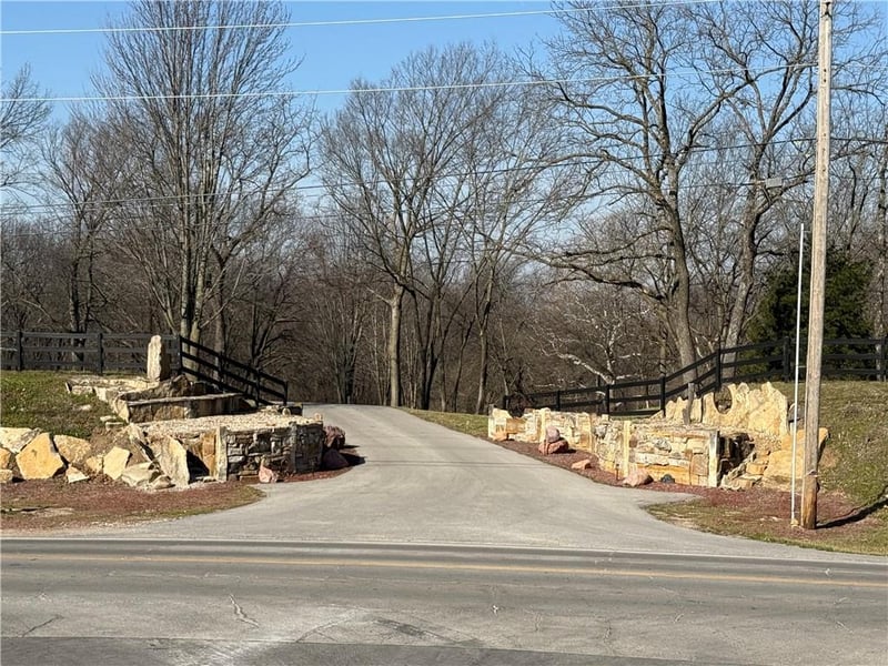 8016 Hampton Rd, Kansas City, MO 64152