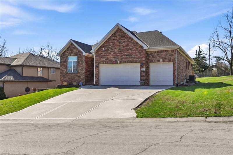1637 Hedgewood Ln, Lee's Summit, MO 64081
